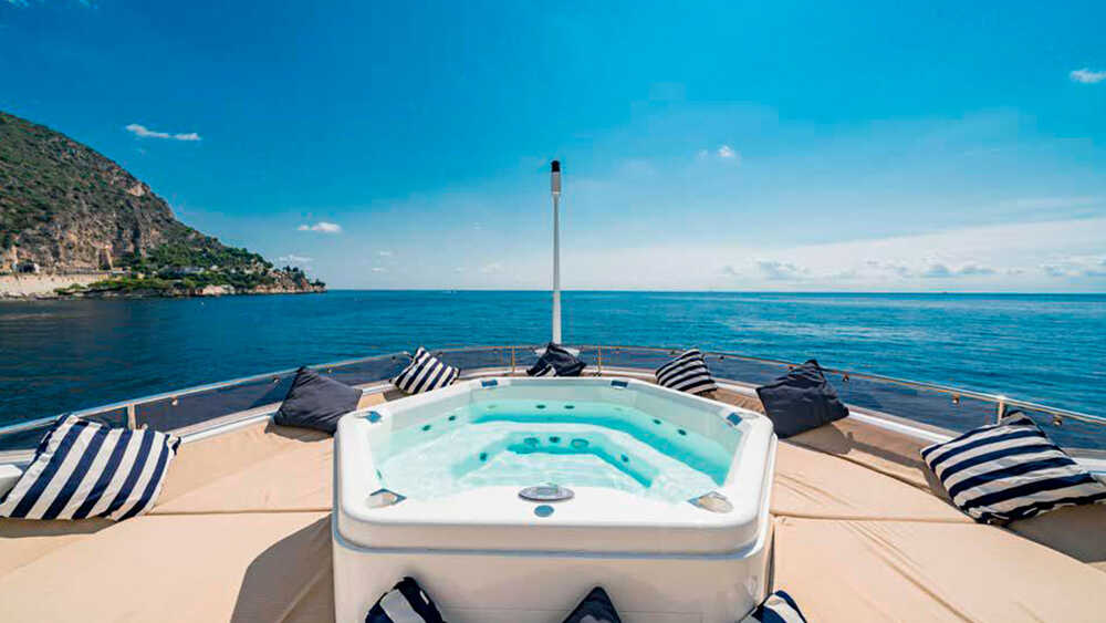 Jacuzzi on sundeck 
