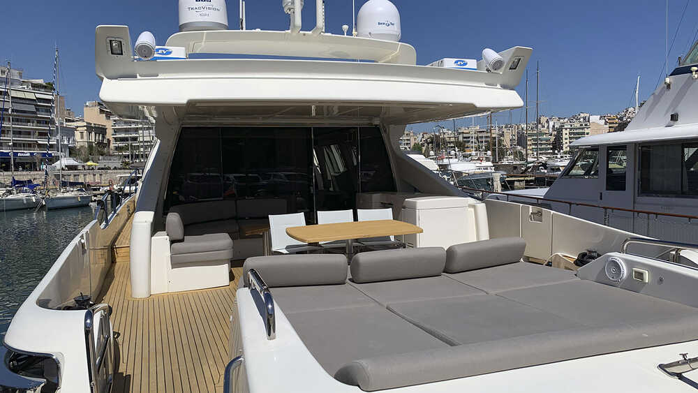 The cockpit of the Azimut 86S