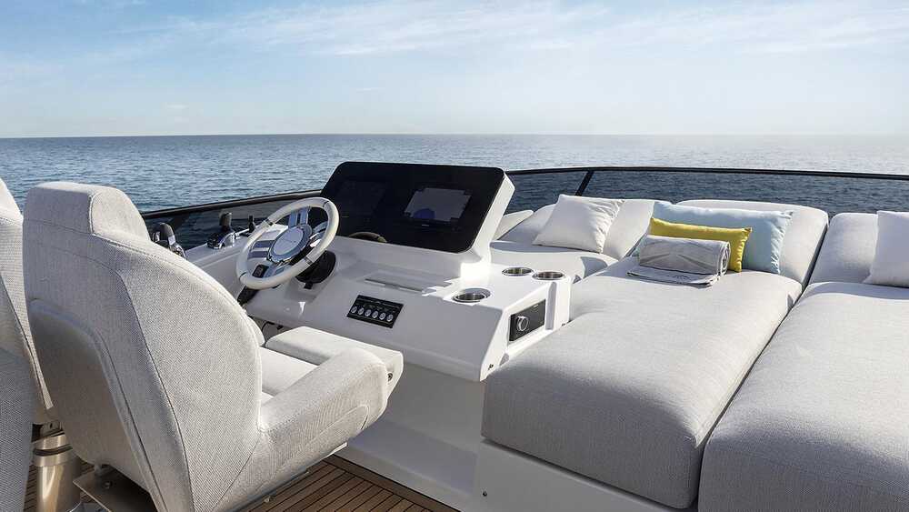 Helm station on flybridge