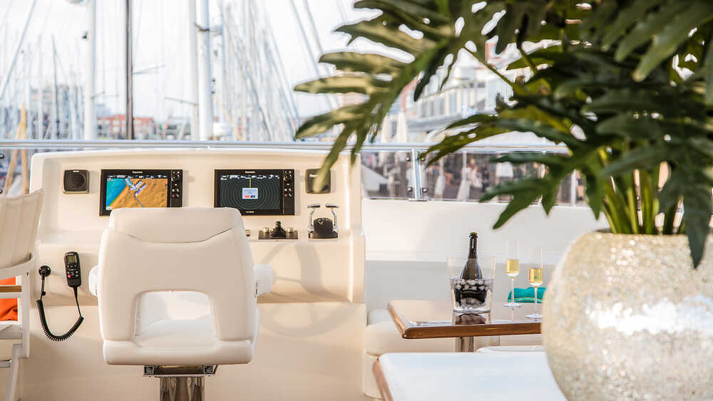 Helm station on flybridge