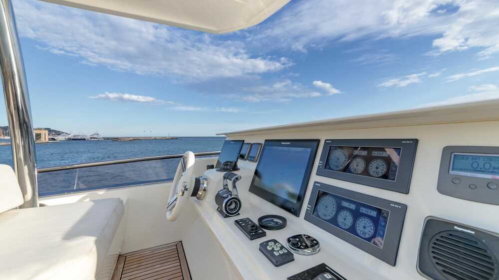 Helm station on flybridge