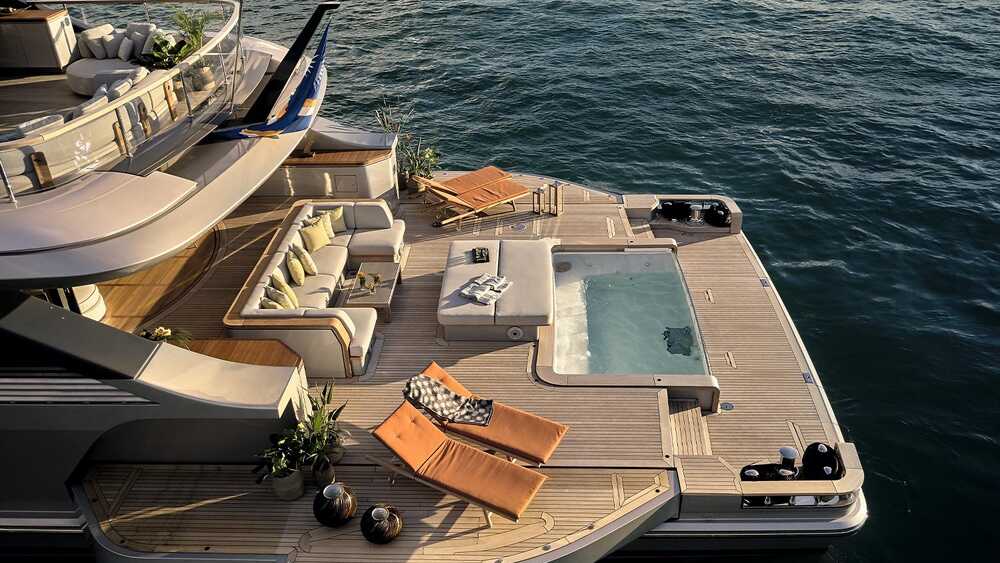 Beach club at aft