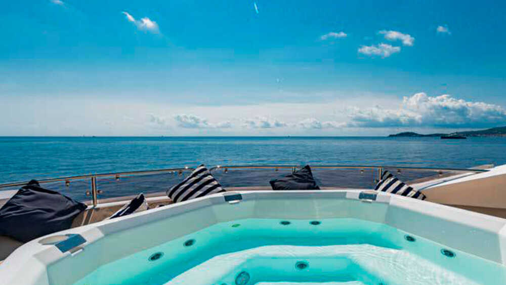 Jacuzzi on sundeck 
