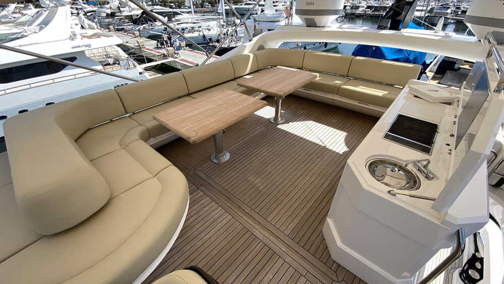 Dining area and bar cabinet with bbq on flybridge