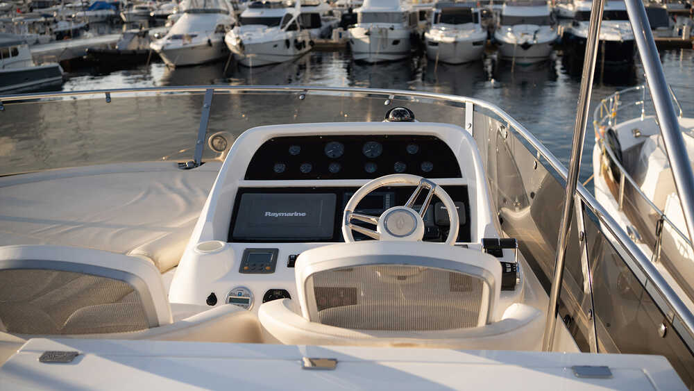 Flybridge helm station
