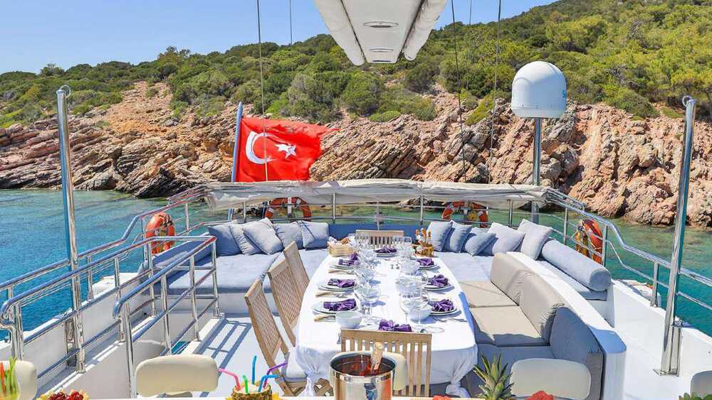  Dining area on deck