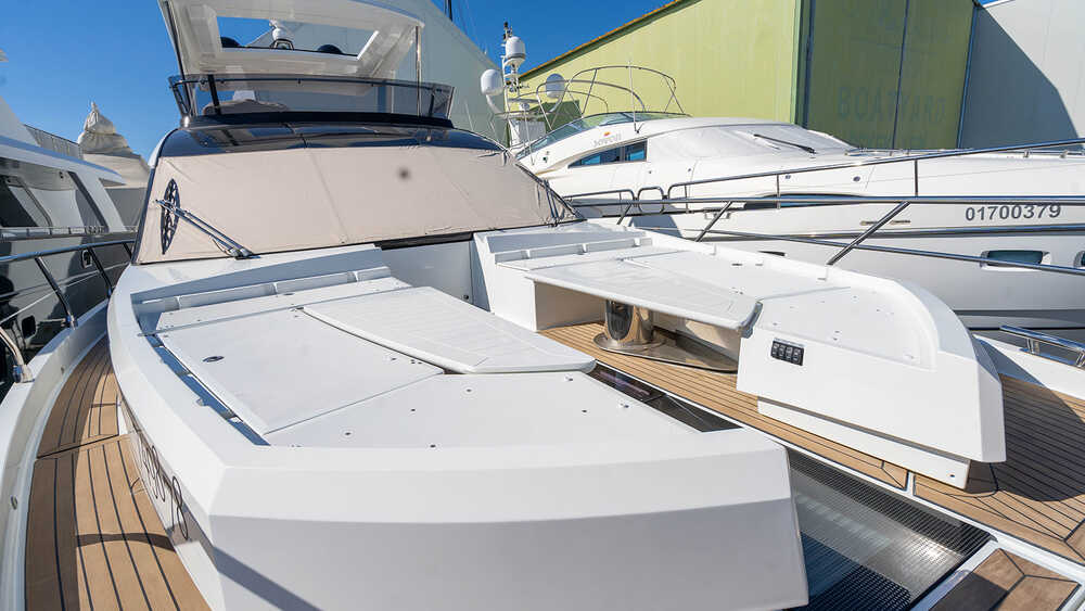 Lounge area convertible in sunbathing area on bow