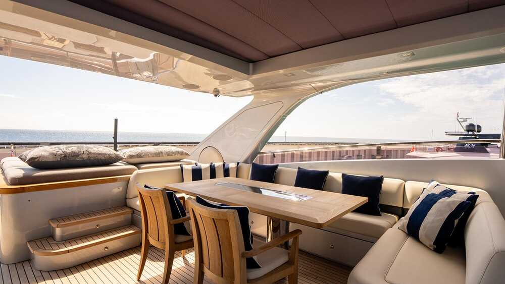 Flybridge dinning