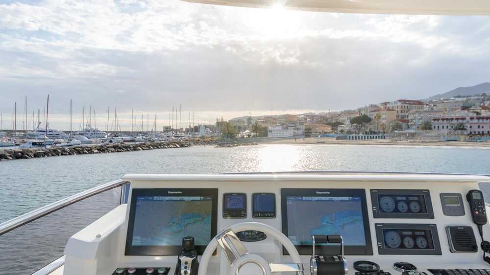 Helm station on flybridge