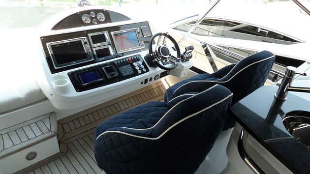 Control station on flybridge