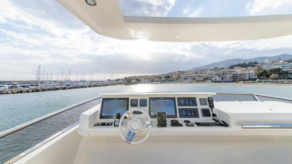 Helm station on flybridge