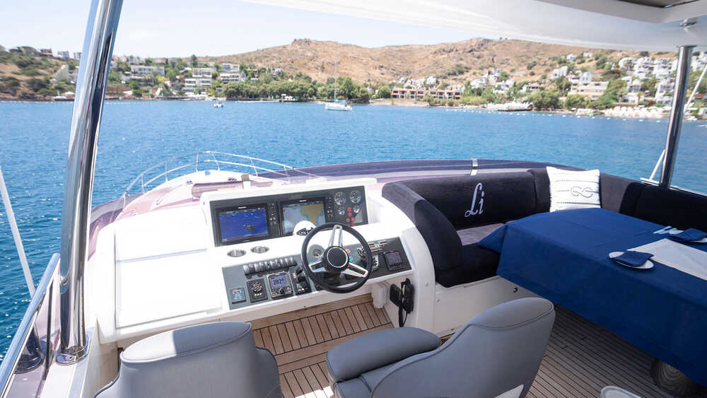 Helm station on flybridge