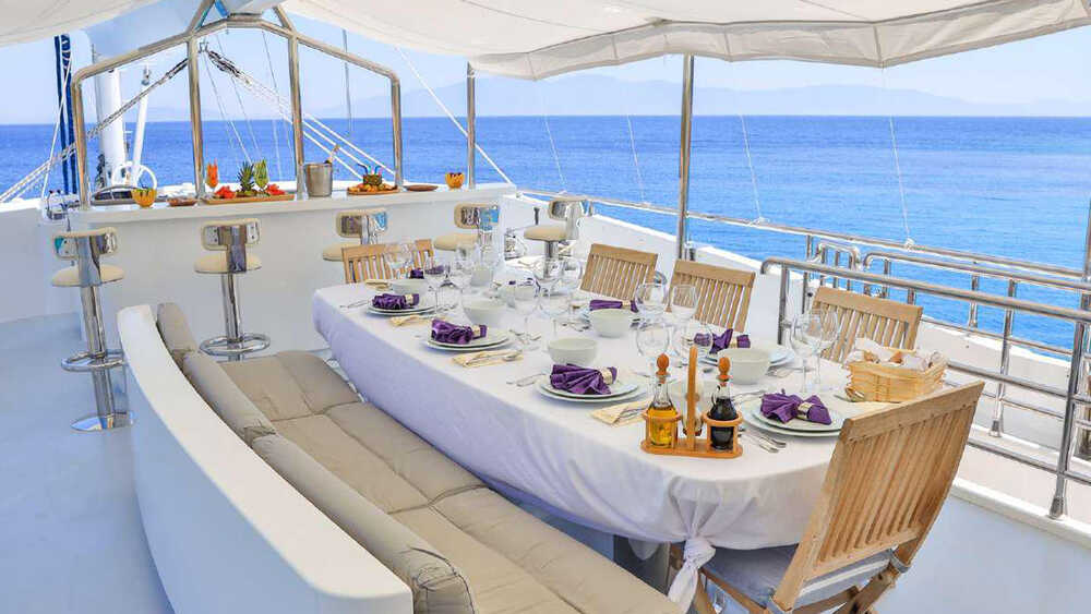  Dining area on deck