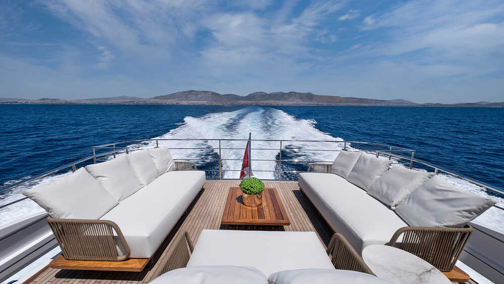 Sundeck aft