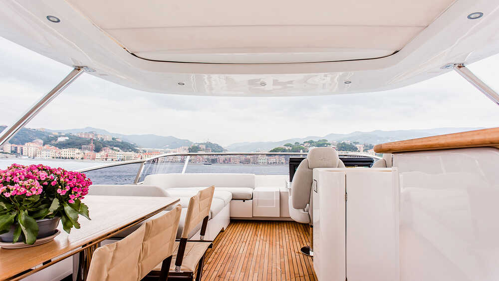 Dining area and bar on flybridge