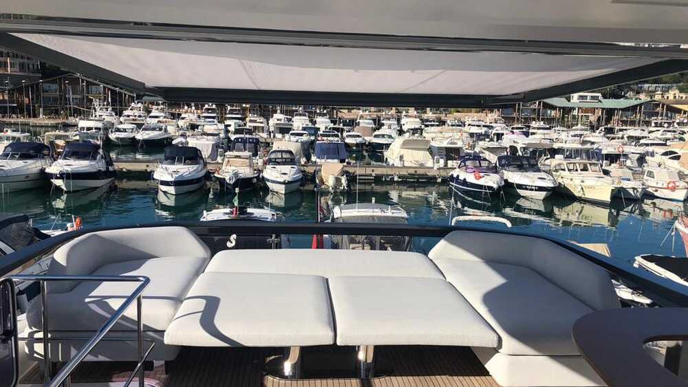 Sunbathing area on aft flybridge
