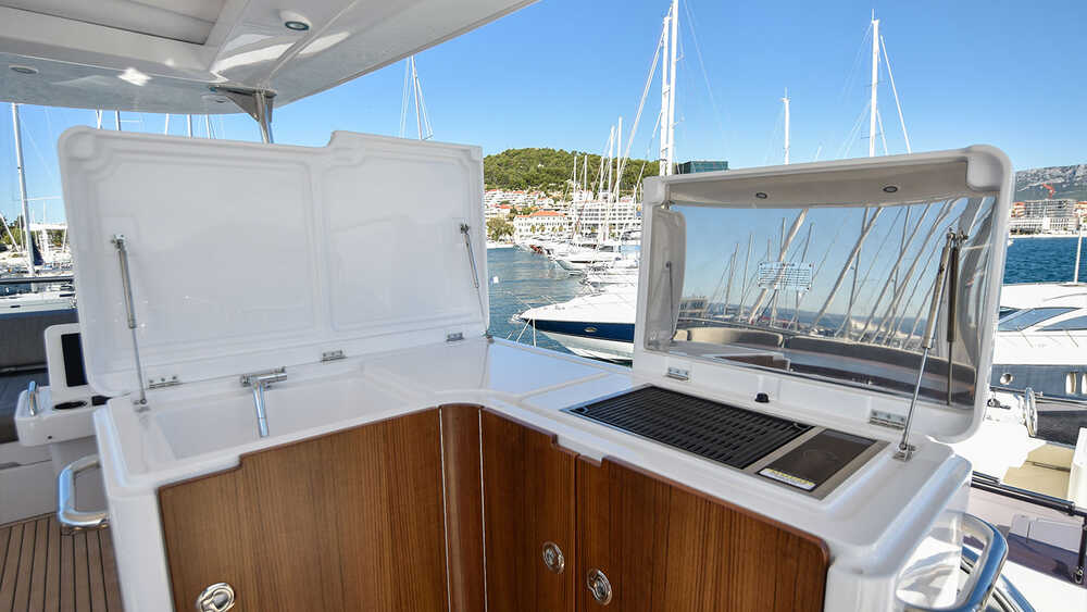 Wet bar on flybridge