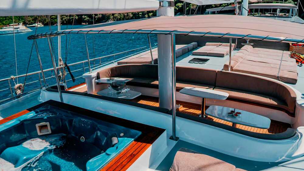 Deck jacuzzi