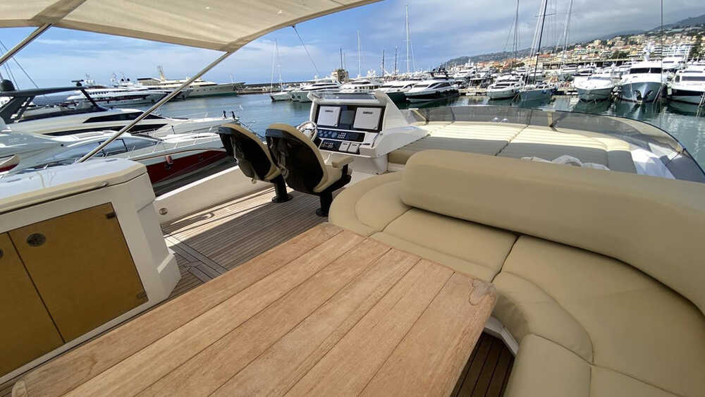 Helm station on flybridge