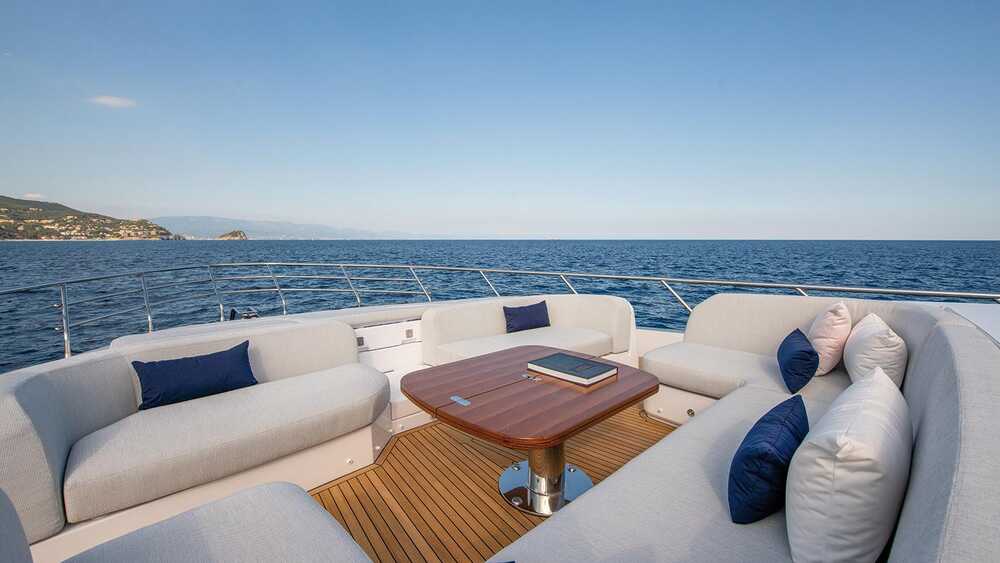 Lounge area on bow 