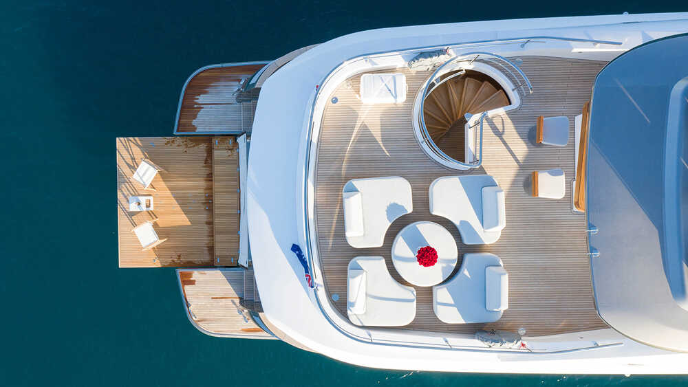 Lounge area on aft flybridge
