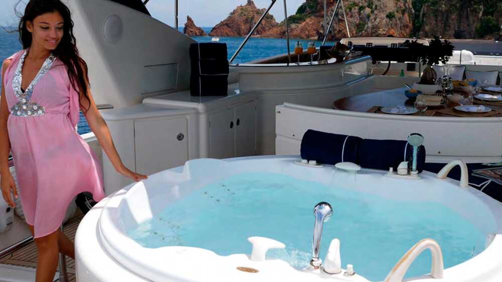 Jacuzzi on flybridge M/Y LADY AMANDA