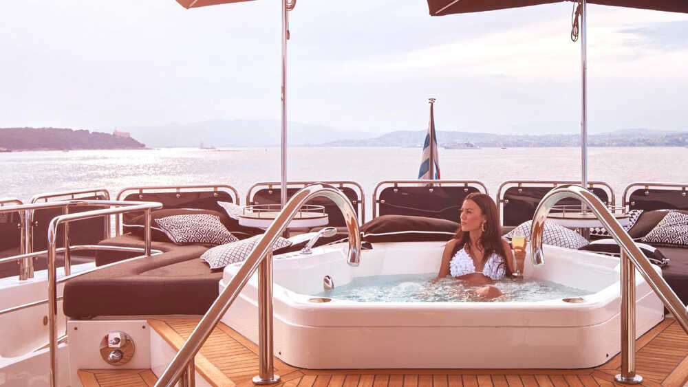 Jacuzzi on the sundeck 