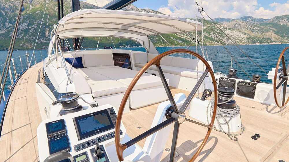 Deck helm station