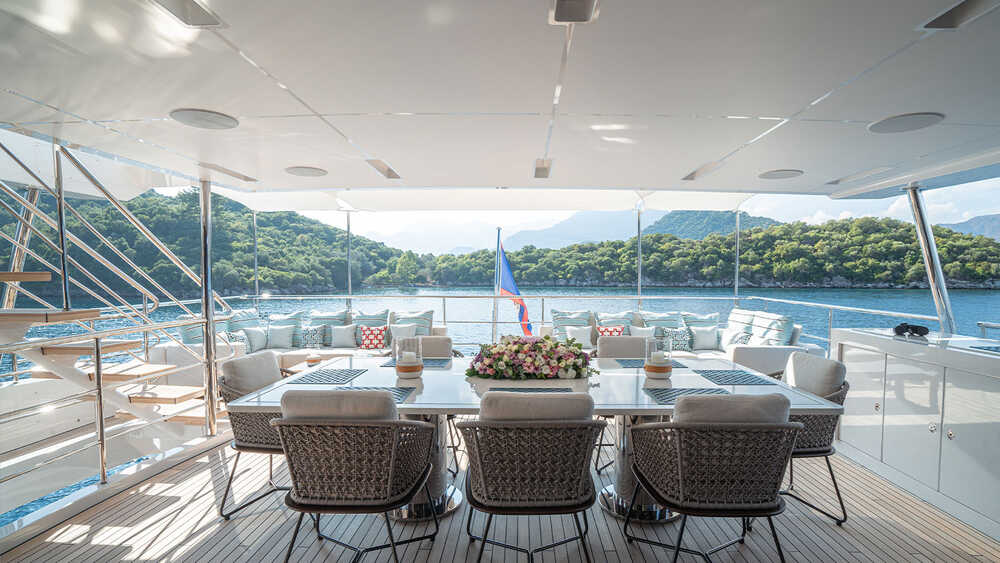Dining area on the upper deck