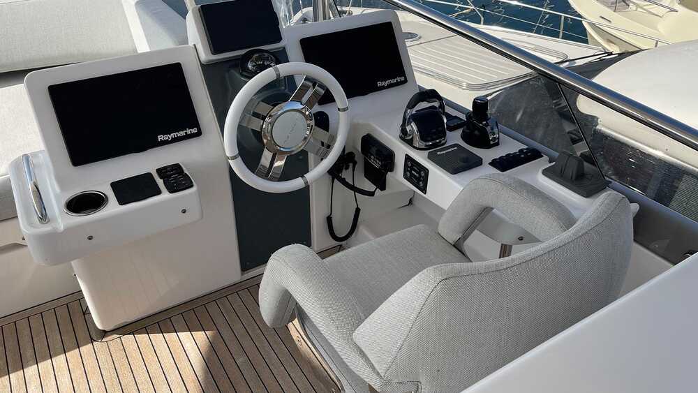 Helm station on flybridge
