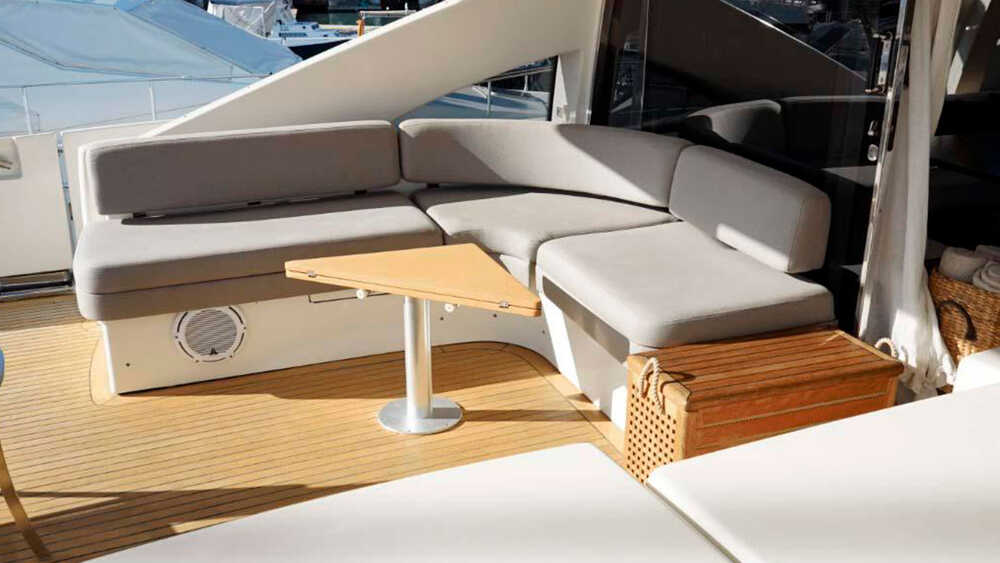 The cockpit of the Azimut 86S