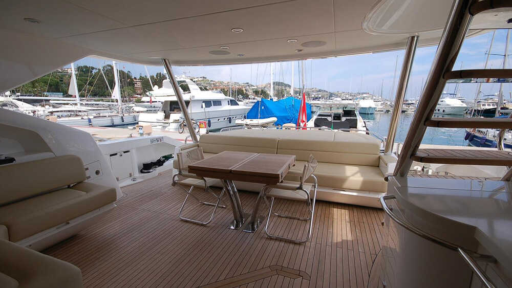 Dining area on cockpit