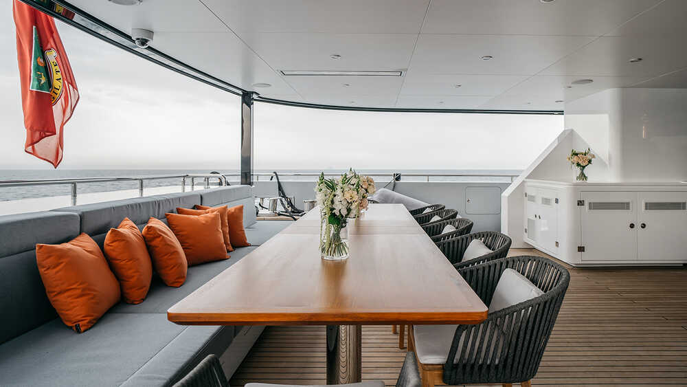 Cockpit dining