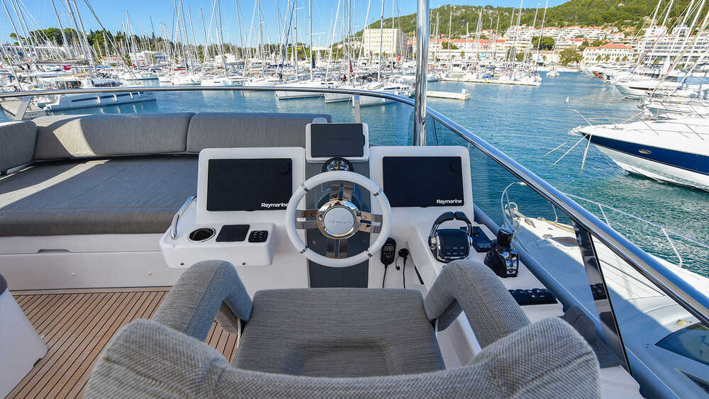 Helm station on flybridge