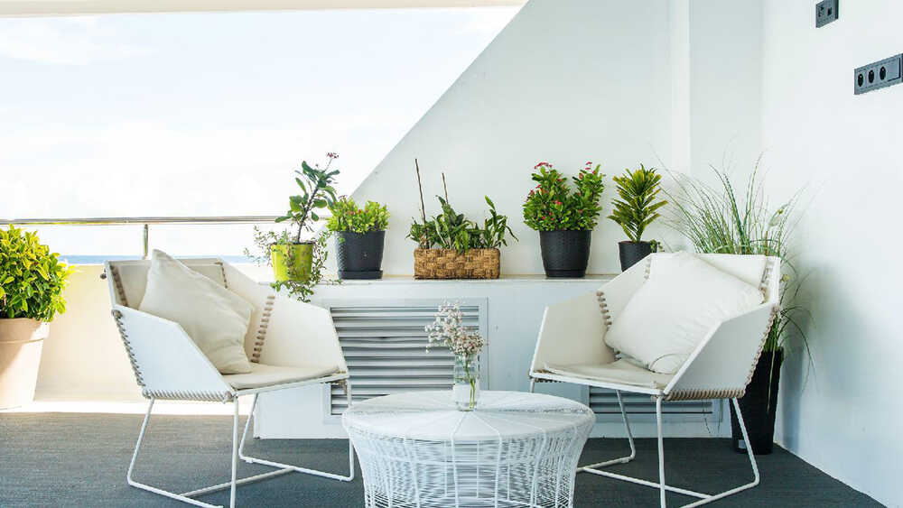 Lounge area on cockpit 
