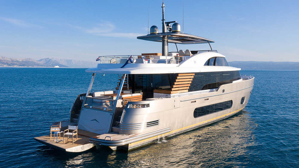 Beach club on aft