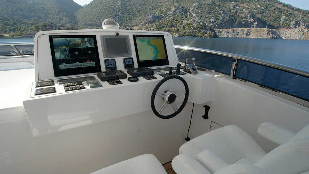 Fly helm station