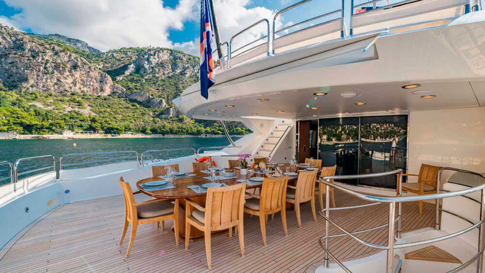 Dining area on the upper deck 