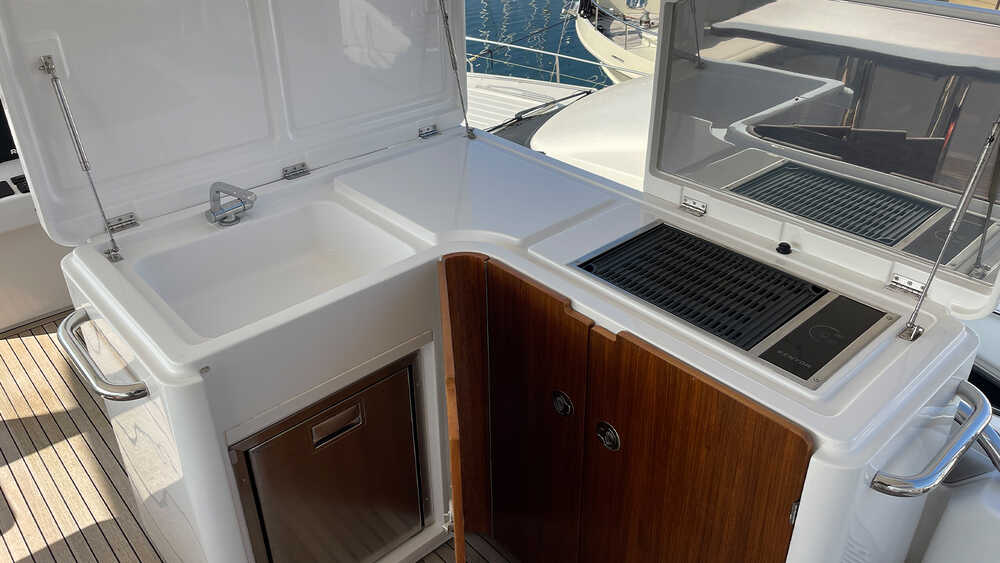 Wet bar on flybridge
