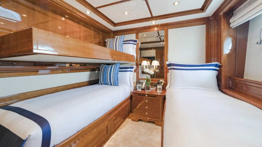 Guest cabin with extra pullman bed