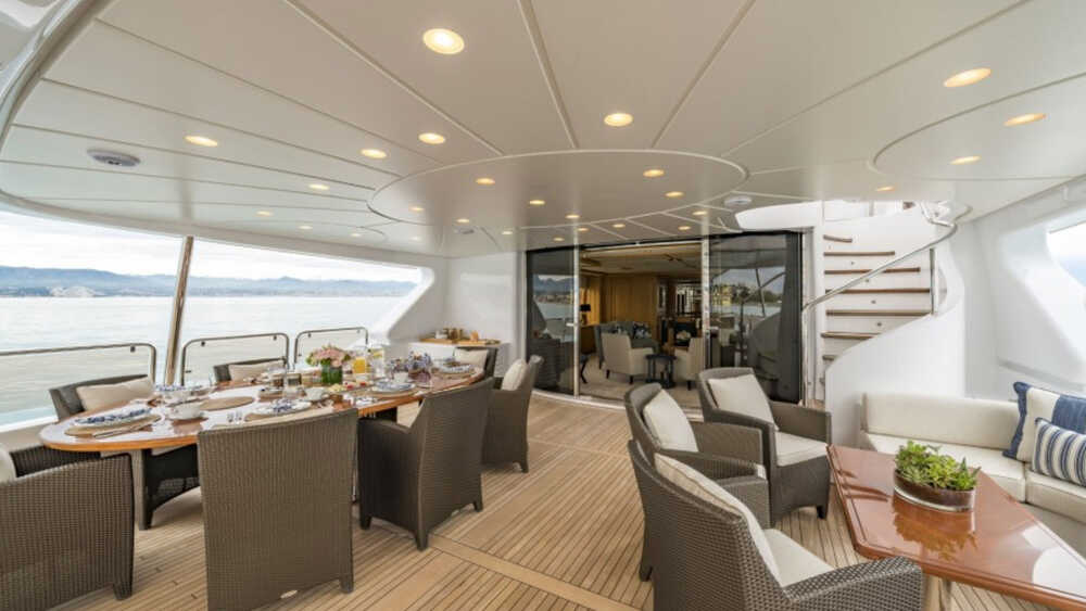 Dining area on upper deck 