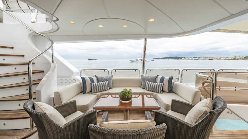 Relaxation area on upper deck 