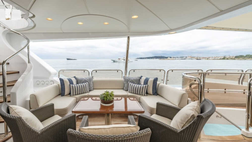 Relaxation area on upper deck 