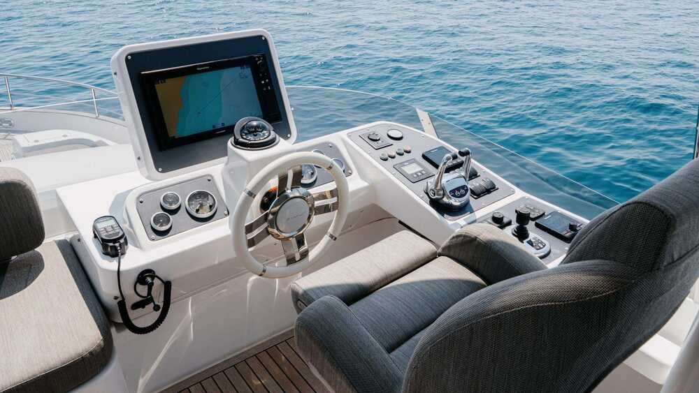 Helm station on flybridge