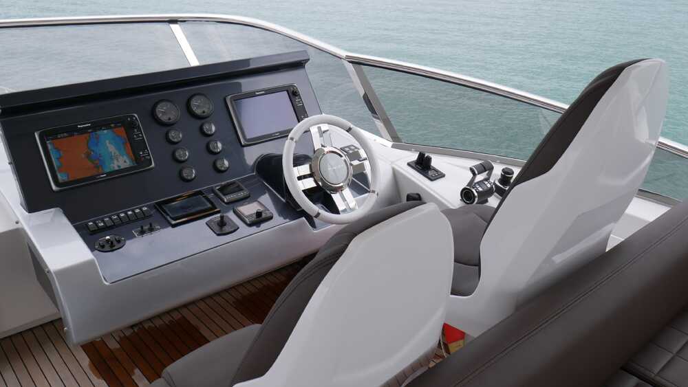 Control station on flybridge