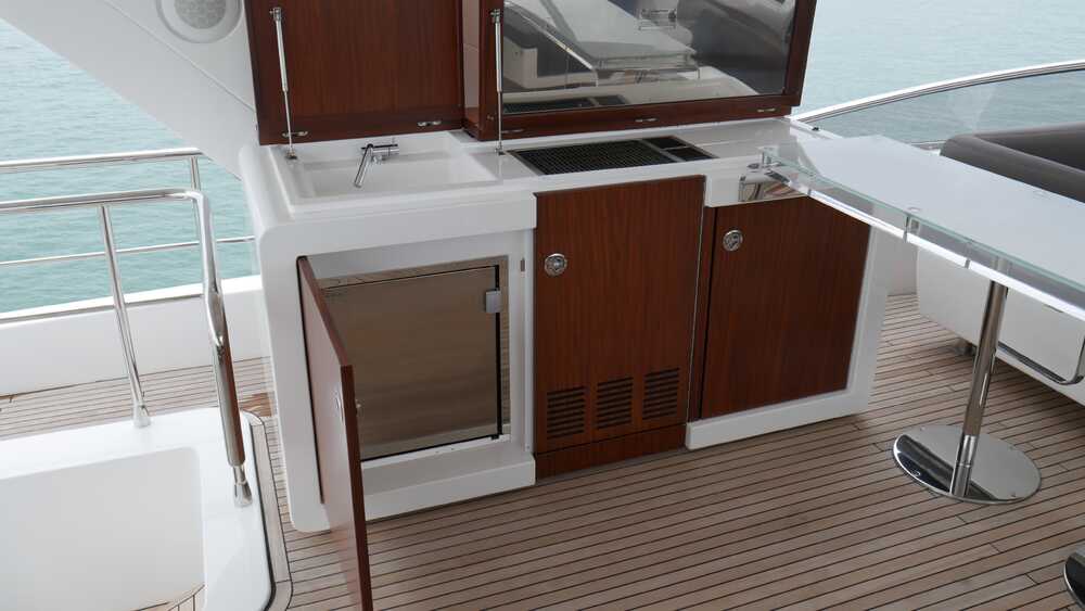 Wet bar on flybridge