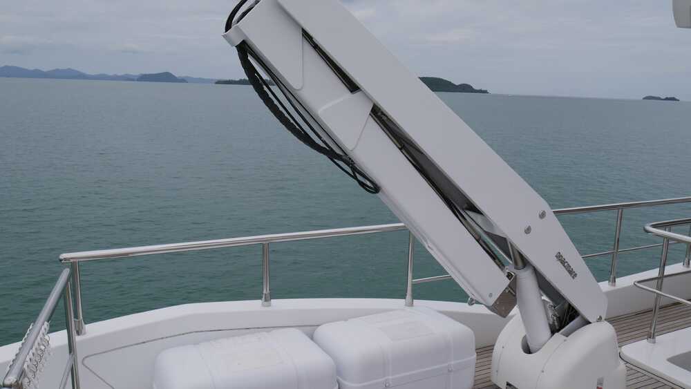 The beam crane on flybridge