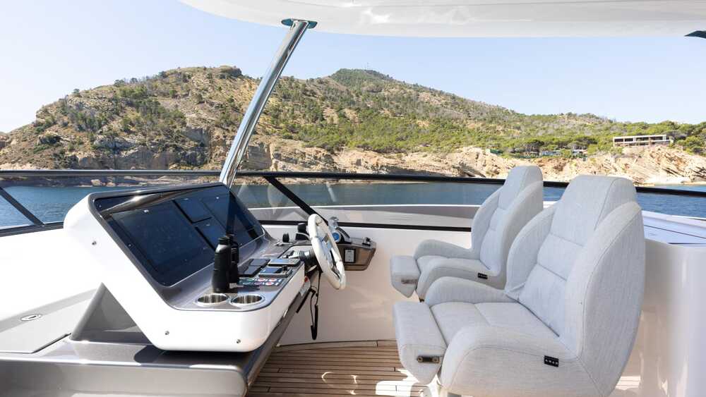 Helm station at flybridge