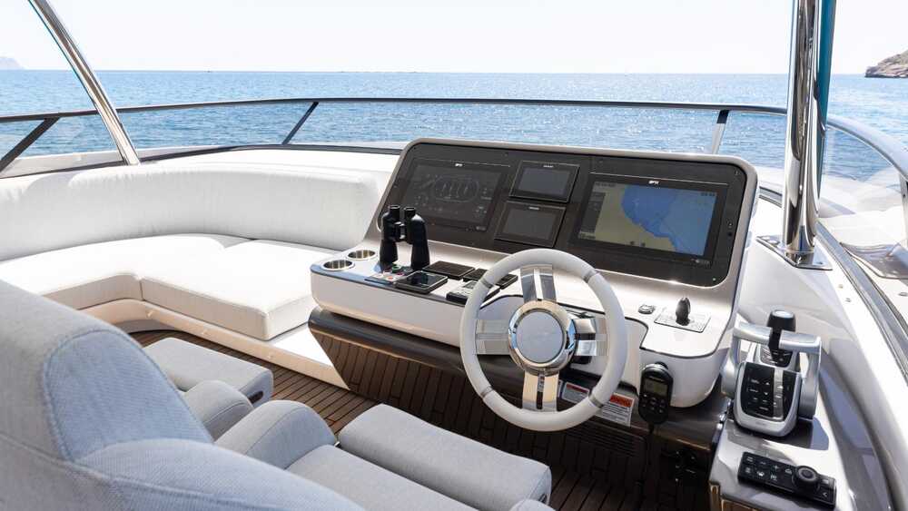 Helm station at flybridge