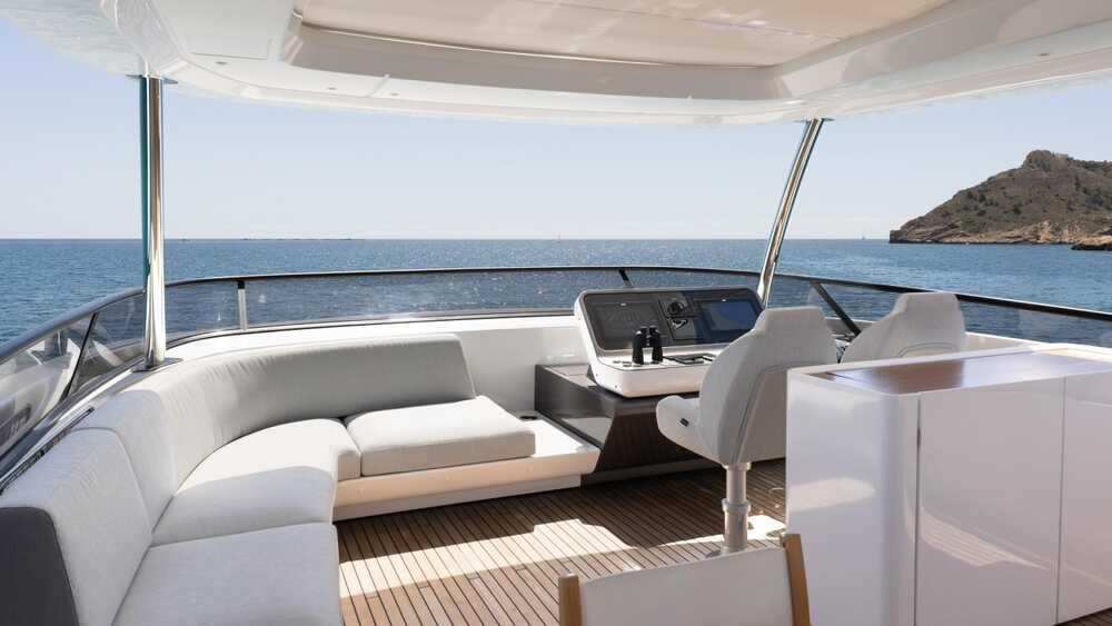 Helm station at flybridge